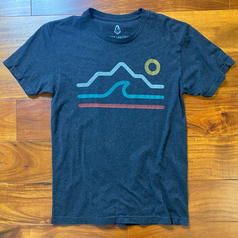 EUC Men's Size Small, Graphic Short Sleeve T-Shirt Heather Black with Mountain